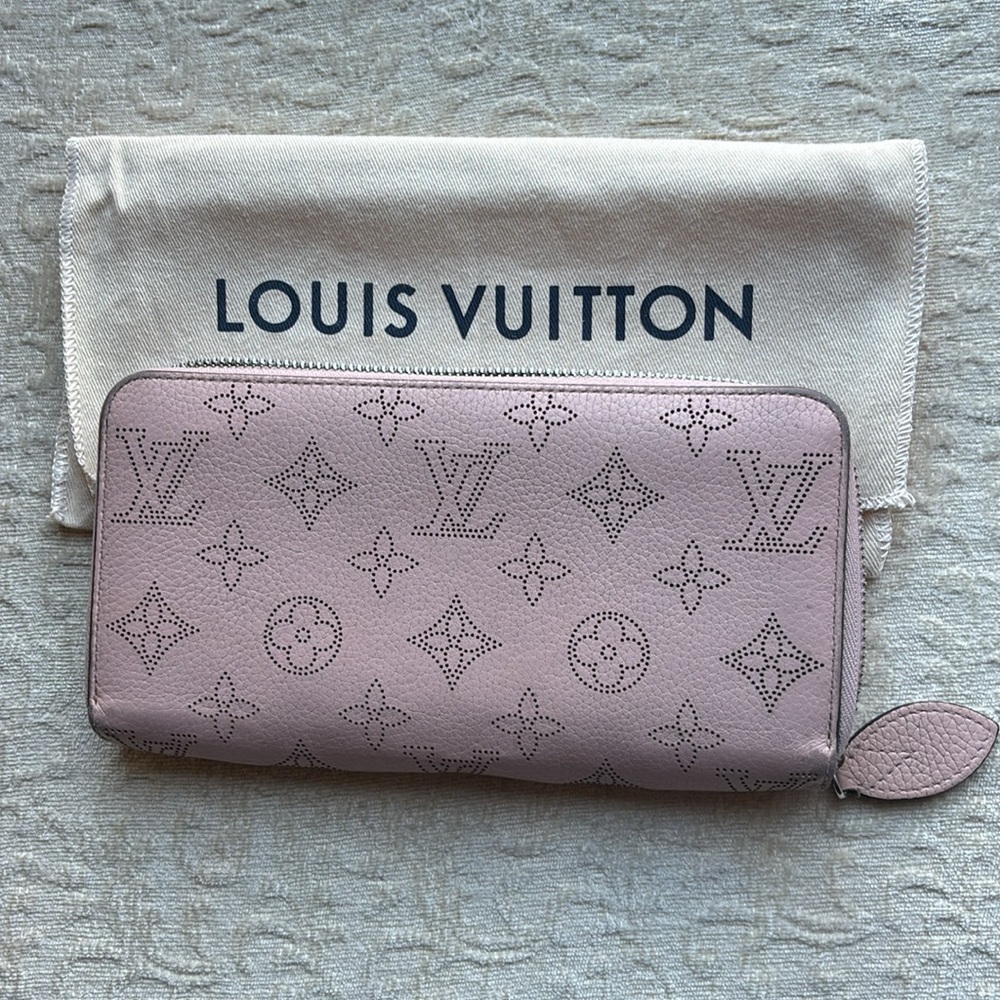Louis Vuitton Mahina Zippy Walet color magnolia pink
Authentic!